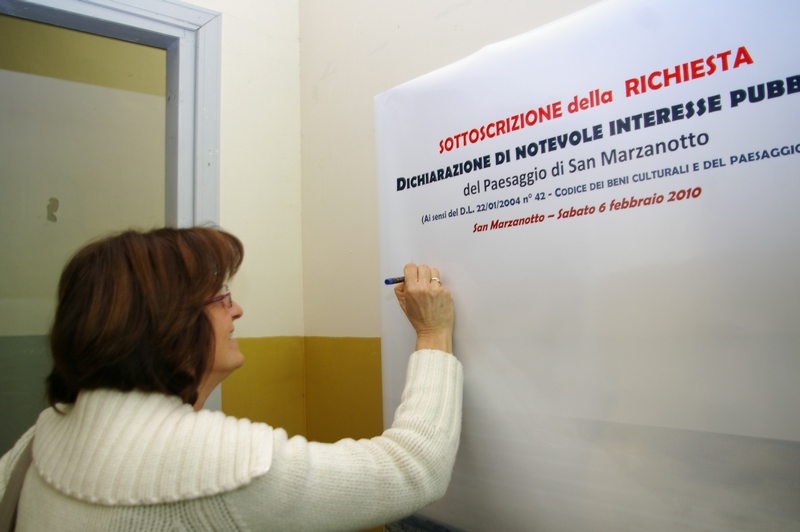 Nella foto il momento della firma di Anna Bosia del Manifesto di richiesta di Dichiarazione di Pubblico interesse del paesaggio di San Marzanotto in base al Codice per i Beni culturali e il Paesaggio (Codice Urbani) - Centro civico di San Marzanotto sabato 6 febbraio 2010.