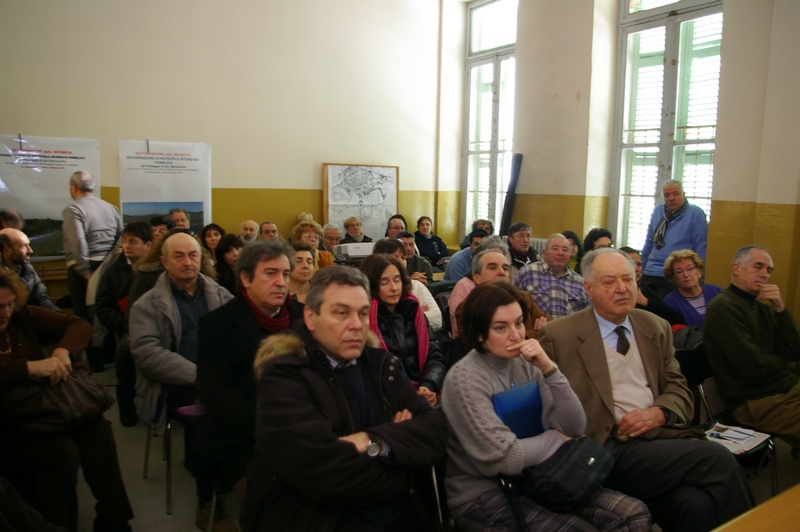 Nella foto il folto pubblico presente in sala in occasione dell incontro di Dichiarazione di Pubblico interesse del paesaggio di San Marzanotto in base al Codice per i Beni culturali e il Paesaggio (Codice Urbani), tenutosi presso il Centro civico di San Marzanotto sabato 6 febbraio 2010.  