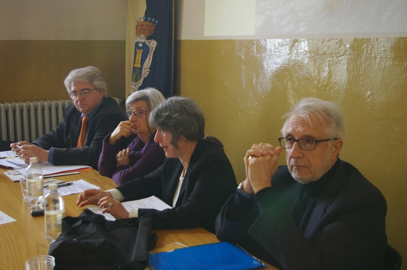 Tavolo dei relatori: (dal fondo): Avv. Carlo Ottonelli (Comitato spontaneo Belangero di San Marzanotto), Prof.ssa Laurana Lajolo (Associazione Davide Lajolo), MODERATRICE Dott.ssa Marisa Valente (Presidente della Consulta delle Associazioni ambientaliste della Provincia di Asti) e Prof. Gian Luigi Bravo (Università di Torino e Coordinatore del Comitato per la Costituzione del Club UNESCO di Asti).