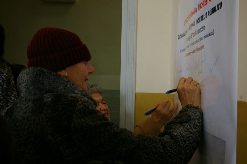 Nella foto il momento della firma dell Arch. Augusta Mazzarolli del Manifesto di richiesta di Dichiarazione di Pubblico interesse del paesaggio di San Marzanotto in base al Codice per i Beni culturali e il Paesaggio (Codice Urbani) - Centro civico di San Marzanotto sabato 6 febbraio 2010.