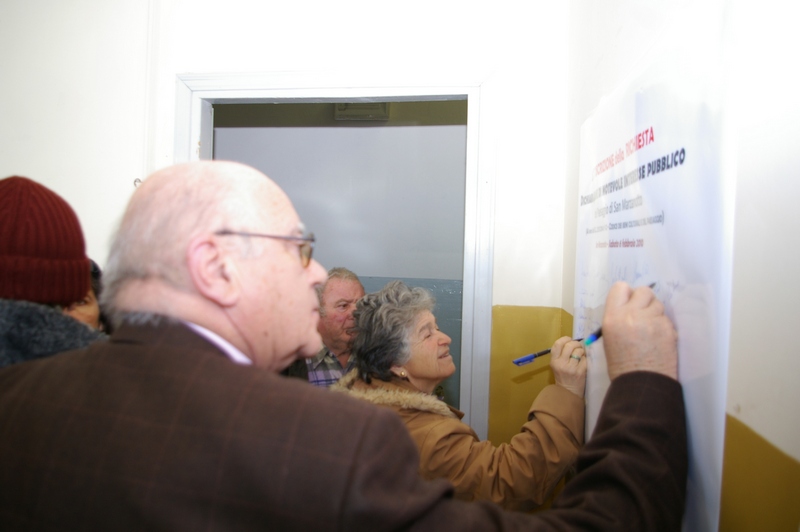 Nella foto il momento della firma di Erildo Ferro del Manifesto di richiesta di Dichiarazione di Pubblico interesse del paesaggio di San Marzanotto in base al Codice per i Beni culturali e il Paesaggio (Codice Urbani) - Centro civico di San Marzanotto sabato 6 febbraio 2010.