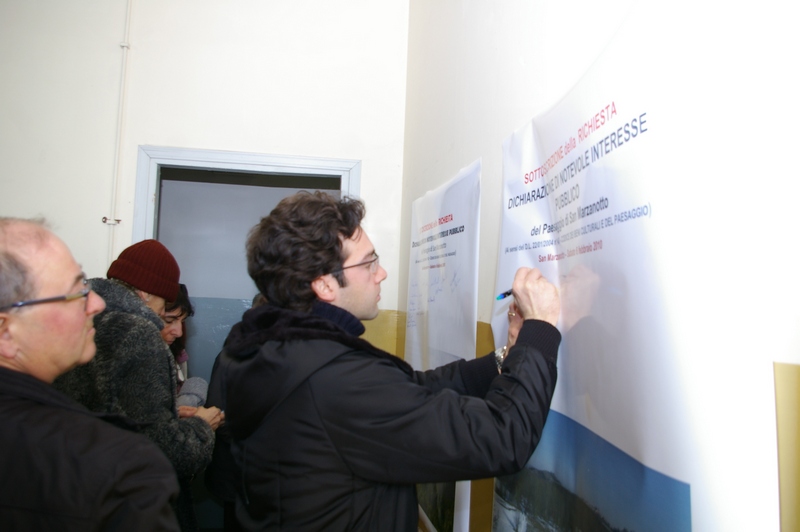 Nella foto il momento della firma di Alessandro Risso del Manifesto di richiesta di Dichiarazione di Pubblico interesse del paesaggio di San Marzanotto in base al Codice per i Beni culturali e il Paesaggio (Codice Urbani) - Centro civico di San Marzanotto sabato 6 febbraio 2010.