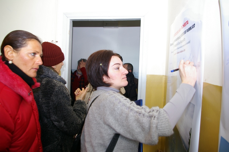 Nella foto il momento della firma di Monica Gentile del Manifesto di richiesta di Dichiarazione di Pubblico interesse del paesaggio di San Marzanotto in base al Codice per i Beni culturali e il Paesaggio (Codice Urbani) - Centro civico di San Marzanotto sabato 6 febbraio 2010.
