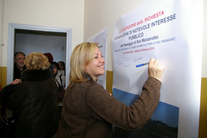 Nella foto il momento della firma del Consigliere regionale Angela Motta del Manifesto di richiesta di Dichiarazione di Pubblico interesse del paesaggio di San Marzanotto in base al Codice per i Beni culturali e il Paesaggio (Codice Urbani) - Centro civico di San Marzanotto sabato 6 febbraio 2010.