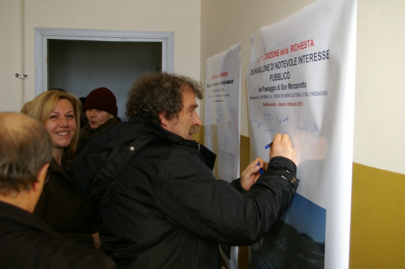 Nella foto il momento della firma di Rino Simoncello del Manifesto di richiesta di Dichiarazione di Pubblico interesse del paesaggio di San Marzanotto in base al Codice per i Beni culturali e il Paesaggio (Codice Urbani) - Centro civico di San Marzanotto sabato 6 febbraio 2010.