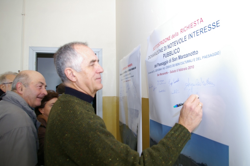 Nella foto il momento della firma del Prof. Giuseppe Cinà del Manifesto di richiesta di Dichiarazione di Pubblico interesse del paesaggio di San Marzanotto in base al Codice per i Beni culturali e il Paesaggio (Codice Urbani) - Centro civico di San Marzanotto sabato 6 febbraio 2010.