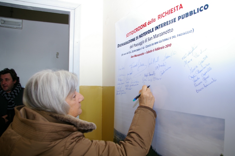 Nella foto il momento della firma di Laurana Lajolo del Manifesto di richiesta di Dichiarazione di Pubblico interesse del paesaggio di San Marzanotto in base al Codice per i Beni culturali e il Paesaggio (Codice Urbani) - Centro civico di San Marzanotto sabato 6 febbraio 2010.
