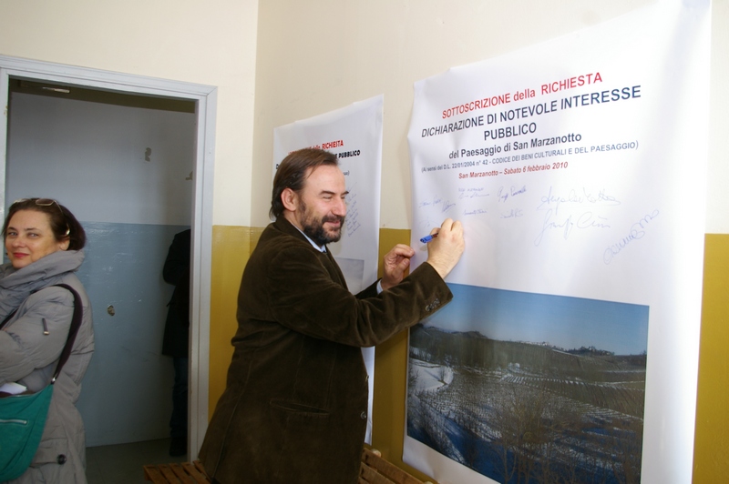 Nella foto il momento della firma di Marco Devecchi del Manifesto di richiesta di Dichiarazione di Pubblico interesse del paesaggio di San Marzanotto in base al Codice per i Beni culturali e il Paesaggio (Codice Urbani) - Centro civico di San Marzanotto sabato 6 febbraio 2010.