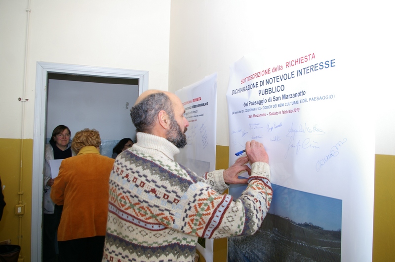 Nella foto il momento della firma di Alessandro Mortarino del Manifesto di richiesta di Dichiarazione di Pubblico interesse del paesaggio di San Marzanotto in base al Codice per i Beni culturali e il Paesaggio (Codice Urbani) - Centro civico di San Marzanotto sabato 6 febbraio 2010.