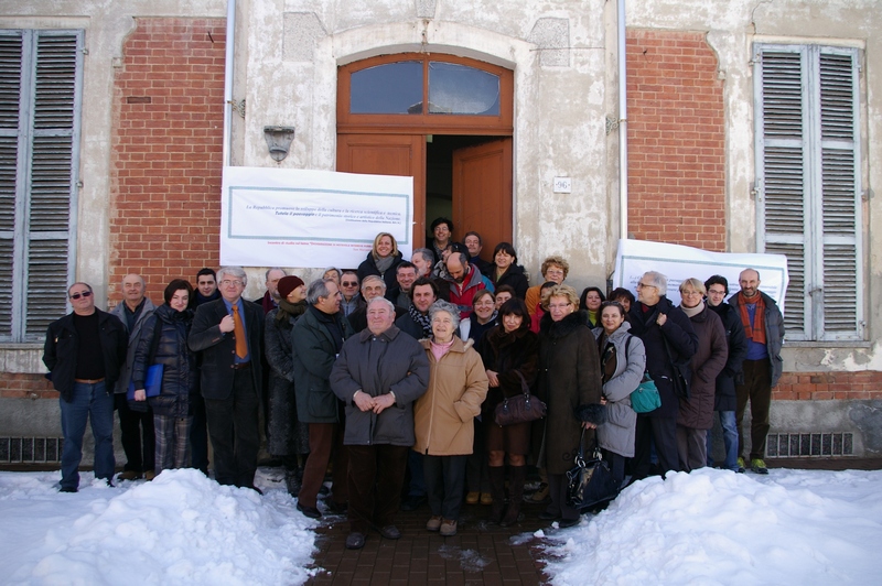 Foto ricordo al termine dell Incontro di Dichiarazione di Pubblico interesse del paesaggio di San Marzanotto (in base al Codice per i Beni culturali e il Paesaggio - Codice Urbani) con tutti i partecipanti riuniti attorno al Manifesto dell Art. 9 della Costituzione italiana che recita "La Repubblica promuove lo sviluppo della cultura e la ricerca scientifica e tecnica. Tutela il paesaggio e il patrimonio storico e artistico della Nazione"(Centro civico di San Marzanotto sabato 6 febbraio 2010 )