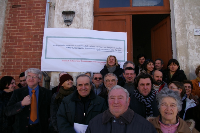 Foto ricordo al termine dell Incontro di Dichiarazione di Pubblico interesse del paesaggio di San Marzanotto (in base al Codice per i Beni culturali e il Paesaggio - Codice Urbani) con tutti i partecipanti riuniti attorno al Manifesto dell Art. 9 della Costituzione italiana che recita "La Repubblica promuove lo sviluppo della cultura e la ricerca scientifica e tecnica. Tutela il paesaggio e il patrimonio storico e artistico della Nazione"(Centro civico di San Marzanotto sabato 6 febbraio 2010 )