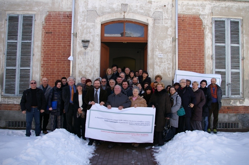 Incontro di Dichiarazione di Pubblico interesse del paesaggio di San Marzanotto in base al Codice per i Beni culturali e il Paesaggio (Codice Urbani) tenutosi presso il Centro civico di San Marzanotto sabato 6 febbraio 2010. Foto ricordo con i partecipanti riuniti attorno al Manifesto dell Art. 9 della Costituzione italiana "La Repubblica promuove lo sviluppo della cultura e la ricerca scientifica e tecnica. Tutela il paesaggio e il patrimonio storico e artistico della Nazione" [Foto Pier Franco Ferraris].