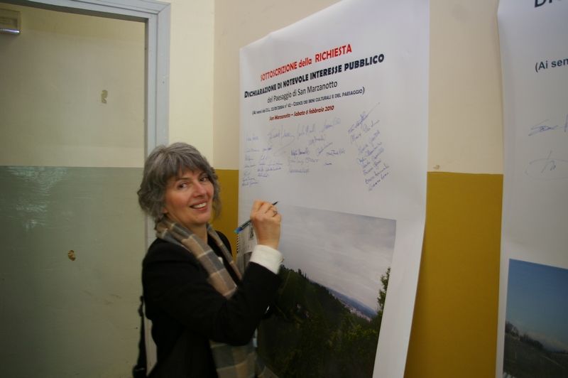 Nella foto il momento della firma di Marisa Valente del Manifesto di richiesta di Dichiarazione di Pubblico interesse del paesaggio di San Marzanotto in base al Codice per i Beni culturali e il Paesaggio (Codice Urbani) - Centro civico di San Marzanotto sabato 6 febbraio 2010.