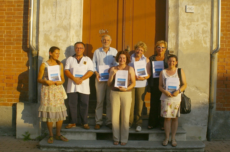 Nella foto i rappresentanti del COMITATO BELANGERO-SAN MARZANOTTO con i sette dossier completi per la RICHIESTA DELLA DICHIARAZIONE DEL NOTEVOLE INTERESSE PUBBLICO DEL PAESAGGIO DI SAN MARZANOTTO inviati al Presidente della Regione Piemonte, On.le Roberto Cota, all'Assessore alle politiche territoriali, urbanistica, pianificazione territoriale, Dott. Ugo Cavallera, al Ministro dei Beni ed Attività culturali, On.le Sandro Bondi, al Direttore per i Beni culturali e paesaggistici del Piemonte, Dott. Mario Turetta, al Dipartimento per la Ricerca, l'Innovazione e l'Organizzazione - Ufficio Lista del Patrimonio Mondiale UNESCO, Arch. Manuel Guido, all'Osservatorio Nazionale per la Qualità del Paesaggio, On.le Francesco Giro e al Direttore RECEPENELC (European network of local and regional authorities for the implementatio of the EUROPEAN LANDSCAPE CONVENTION under the aegis of the Council of Europe's Congress), Prof. Riccardo Priore  [Foto di Marco Devecchi - Osservatorio del Paesaggio].