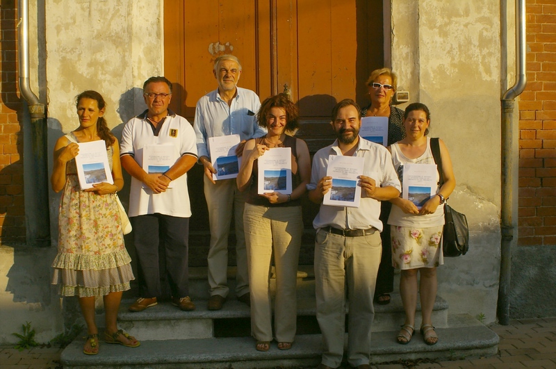 Nella foto i rappresentanti del COMITATO BELANGERO-SAN MARZANOTTO  e Marco Devecchi dell'OSSERVATORIO DEL PAESAGGIO PER IL MONFERRATO E L'ASTIGIANO con i sette dossier completi per la RICHIESTA DELLA DICHIARAZIONE DEL NOTEVOLE INTERESSE PUBBLICO DEL PAESAGGIO DI SAN MARZANOTTO inviati al Presidente della Regione Piemonte, On.le Roberto Cota, all'Assessore alle politiche territoriali, urbanistica, pianificazione territoriale, Dott. Ugo Cavallera, al Ministro dei Beni ed Attività culturali, On.le Sandro Bondi, al Direttore per i Beni culturali e paesaggistici del Piemonte, Dott. Mario Turetta, al Dipartimento per la Ricerca, l'Innovazione e l'Organizzazione - Ufficio Lista del Patrimonio Mondiale UNESCO, Arch. Manuel Guido, all'Osservatorio Nazionale per la Qualità del Paesaggio, On.le Francesco Giro e al Direttore RECEPENELC (European network of local and regional authorities for the implementatio of the EUROPEAN LANDSCAPE CONVENTION under the aegis of the Council of Europe's Congress), Prof. Riccardo Priore  