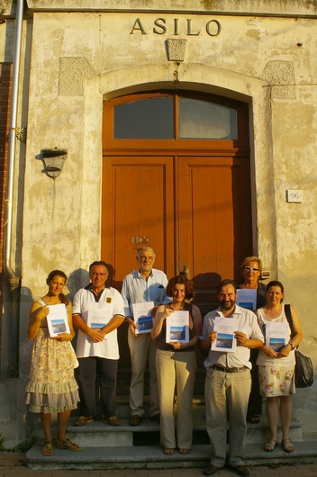 Nella foto i rappresentanti del COMITATO BELANGERO-SAN MARZANOTTO  e Marco Devecchi dell'OSSERVATORIO DEL PAESAGGIO PER IL MONFERRATO E L'ASTIGIANO con i sette dossier completi per la RICHIESTA DELLA DICHIARAZIONE DEL NOTEVOLE INTERESSE PUBBLICO DEL PAESAGGIO DI SAN MARZANOTTO inviati al Presidente della Regione Piemonte, On.le Roberto Cota, all'Assessore alle politiche territoriali, urbanistica, pianificazione territoriale, Dott. Ugo Cavallera, al Ministro dei Beni ed Attività culturali, On.le Sandro Bondi, al Direttore per i Beni culturali e paesaggistici del Piemonte, Dott. Mario Turetta, al Dipartimento per la Ricerca, l'Innovazione e l'Organizzazione - Ufficio Lista del Patrimonio Mondiale UNESCO, Arch. Manuel Guido, all'Osservatorio Nazionale per la Qualità del Paesaggio, On.le Francesco Giro e al Direttore RECEPENELC (European network of local and regional authorities for the implementatio of the EUROPEAN LANDSCAPE CONVENTION under the aegis of the Council of Europe's Congress), Prof. Riccardo Priore  