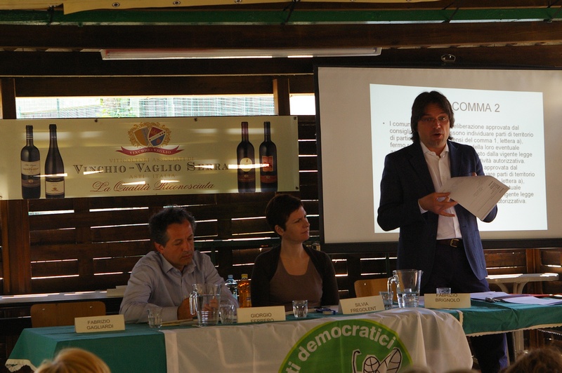 Relazione al Convegno"Pianificare la sostenibilità dello sviluppo. Energie Rinnovabili tra Opportunità e Conservazione del Territorio" dell Avv. Fabrizio Brignolo (Consigliere Comunale di Asti) sul tema "Inquadramento Normativo". Al Tavolo dei relatori: Silvia Fregolent (Presidente degli Ecologisti Democratici) e Giorgio Ferrero (Responsabile Dipartimento Regionale Agricoltura PD).