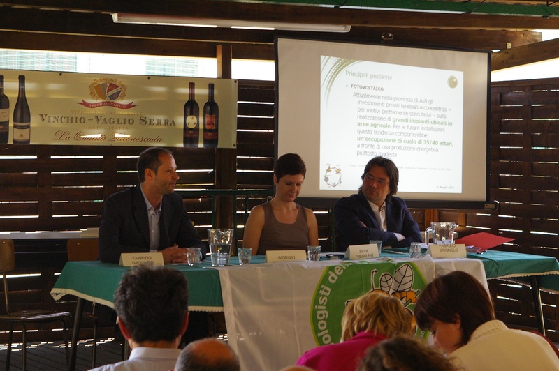 Nella foto l Arch. Fabrizio Gagliardi (Presidente dell Ordine degli Architetti della Provincia di Asti). Al Tavolo dei relatori: Silvia Fregolent (Presidente degli Ecologisti Democratici) e Avv. Fabrizio Brignolo (Consigliere Comunale di Asti).