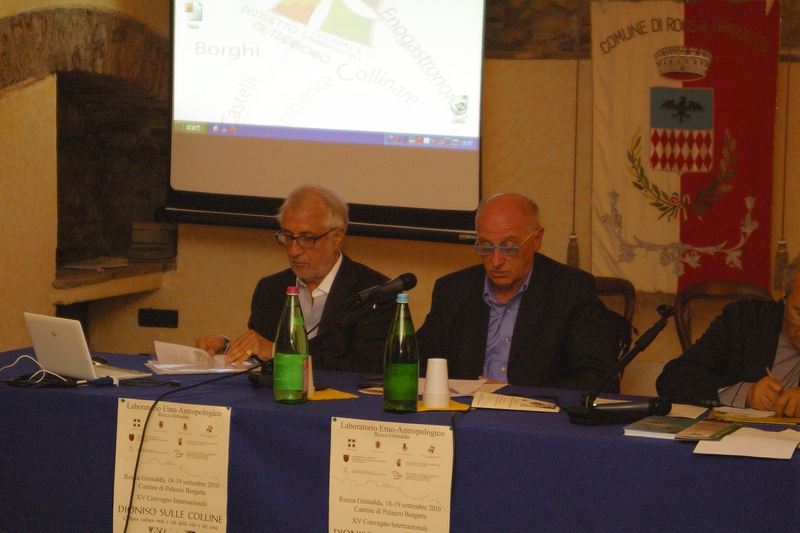 Relazioni al Convegno "Dioniso sulle colline. Colture, culture, miti della vite e del Vino", organizzato dal Laboratorio Etnoantropologico di Rocca Grimalda. Nella foto (dx) il Moderatore Prof. Piercarlo Grimaldi e (sx) il Prof. Gian Luigi Bravo dell  Università di Torino con la relazione "Il paesaggio vitivinicolo tra natura e cultura: tutela e valorizzazione".