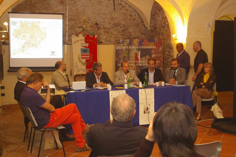 Partecipanti alla Tavola rotonda su "Culture del vino e paesaggi vitivinicoli" nell ambito del Convegno "Dioniso sulle colline. Colture, culture, miti della vite e del Vino", organizzato dal Laboratorio Etnoantropologico di Rocca Grimalda. Nella foto da (sx): Walter Massa e Luigi Rizzi (produttori vinicoli), Massimo Carcione (Club Unesco, Alessandria), Fabio Barisione (Sindaco di Rocca Grimalda), Moderatore, Gian Franco Comaschi (Assessore Bilancio e Patrimonio Provincia di Alessandria), Marco Devecchi (Università di Torino, Facoltà di Agraria), Luigia Zucchi (produttore vinicolo).