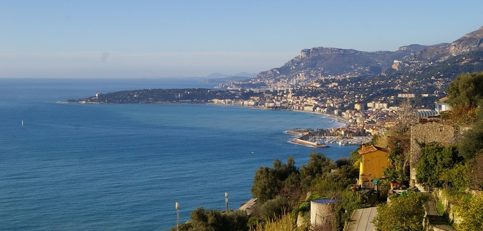 Veduta dello straordinario paesaggio della Riviera dei Fiori. Nella foto il borgo di Grimaldi di Ventimiglia e sullo  sfondo la costa francese.