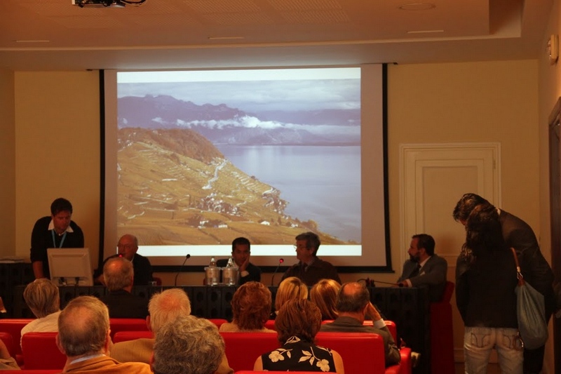 Veduta del pubblico presente il  Sala per il Convegno su "Paesaggi patrimonio dell umanità. La coltivazione della vite nel sud Piemonte: segno di integrità e identità culturale Scienza, industria e trasformazione agraria nel Piemonte sabaudo" a Canelli 25 settembre 2010 [Foto Renato Grimaldi].