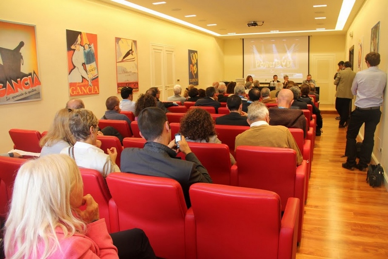 Veduta del pubblico presente il  Sala per il Convegno su "Paesaggi patrimonio dell umanità. La coltivazione della vite nel sud Piemonte: segno di integrità e identità culturale Scienza, industria e trasformazione agraria nel Piemonte sabaudo" a Canelli 25 settembre 2010 [Foto Renato Grimaldi].