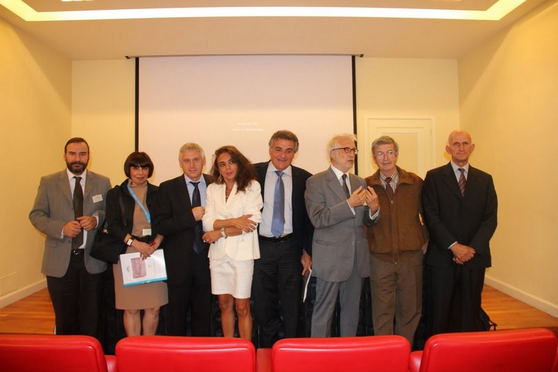 Foto ricordo del Comitato scientifico: insediatosi al termine del Convegno su "Paesaggi patrimonio dell umanità. La coltivazione della vite nel sud Piemonte: segno di integrità e identità culturale Scienza, industria e trasformazione agraria nel Piemonte sabaudo" a Canelli 25 settembre 2010. Da (sx): Prof. Marco Devecchi, Prof.ssa Pierangela Farris, Prof. Renato Grimaldi, Dott.ssa Patrizia Cirio, Dott. Giovanni Borriero, Prof. Gian Luigi Bravo, Dott. Luigi Terzo Bosca [Foto Renato Grimaldi].