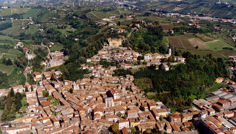 Veduta aerea di Canelli e dello straordinario paesaggio viticolo circostante (Foto Mark Cooper).