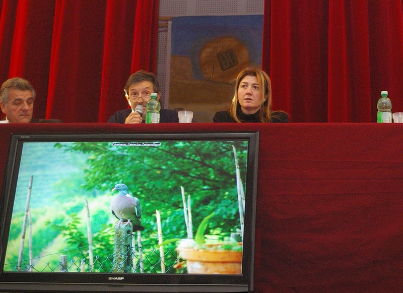 Introduzione del Moderatore del Convegno, il Prof. Renato Ferro. Al Tavolo dei relatori, l Assessore provinciale all UNESCO, Dott.ssa Annalisa Conti e il Dott. Giovanni Borriero, Presidente della Comunità collinare "Tra Langa e Monferrato" [Foto Francesco Devecchi].