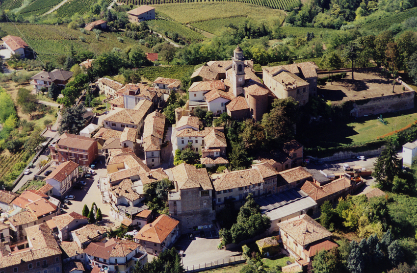 Veduta aerea del paese di Calosso (Foto di Mark Cooper).