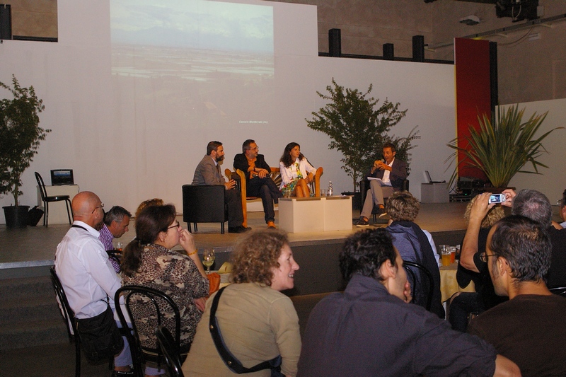 Partecipanti alla conversazione su "Il paesaggio e l ambiente delle risaie" presso il Castello sforzesco di Vigevano. Nella foto da (dx): Daniele Naranzoni (Moderatore e Presidente regionale Slow Food Lombardia), Arch. Paola Branduini (Politecnico di Milano), Michele Marziani (Scrittore e Giornalista) e.Marco Devecchi (Università di Torino) [Foto Anselme Bakudila].