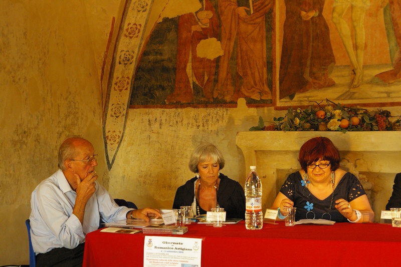 Introduzione della Dott.ssa Monica Parola al Convegno su "Il patrimonio culturale delle chiese romaniche del Monferrato e dell Astigiano. Conservazione, conoscenza, valorizzazione"  presso la Chiesa di San Pietro a Portacomaro (venerdì 4 settembre 2010). Nella foto da (sx): Ing. Francesco Garetto e Arch. Paola Salerno [Foto di Alessandro Ferraris].