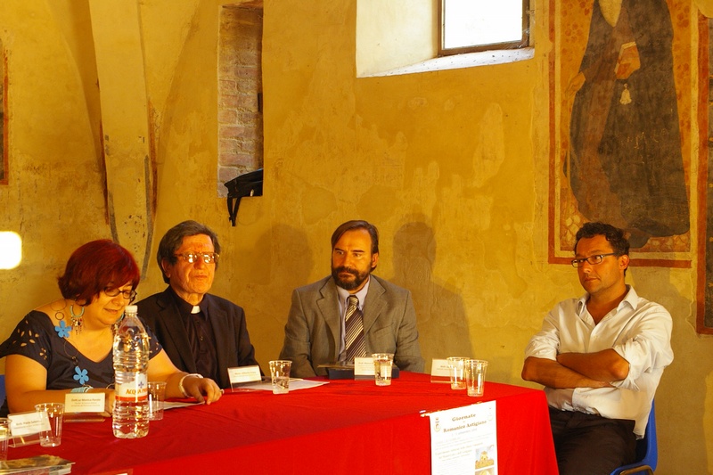 Introduzione della Dott.ssa Monica Parola al Convegno su "Il patrimonio culturale delle chiese romaniche del Monferrato e dell Astigiano. Conservazione, conoscenza, valorizzazione"  presso la Chiesa di San Pietro a Portacomaro (venerdì 4 settembre 2010). Nella foto da (sx): Don Vittorio Croce, Prof. Marco Devecchi e Arch. Ugo Bosia [Foto di Alessandro Ferraris].