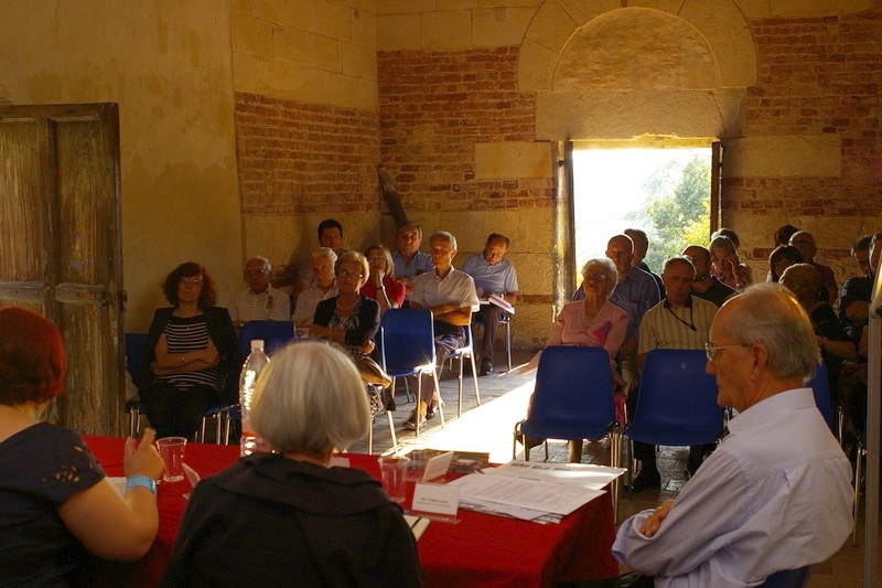 Veduta dell attento pubblico presente al Convegno su "Il patrimonio culturale delle chiese romaniche del Monferrato e dell Astigiano. Conservazione, conoscenza, valorizzazione"  presso la Chiesa di San Pietro a Portacomaro (venerdì 4 settembre 2010) [Foto di Alessandro Ferraris].