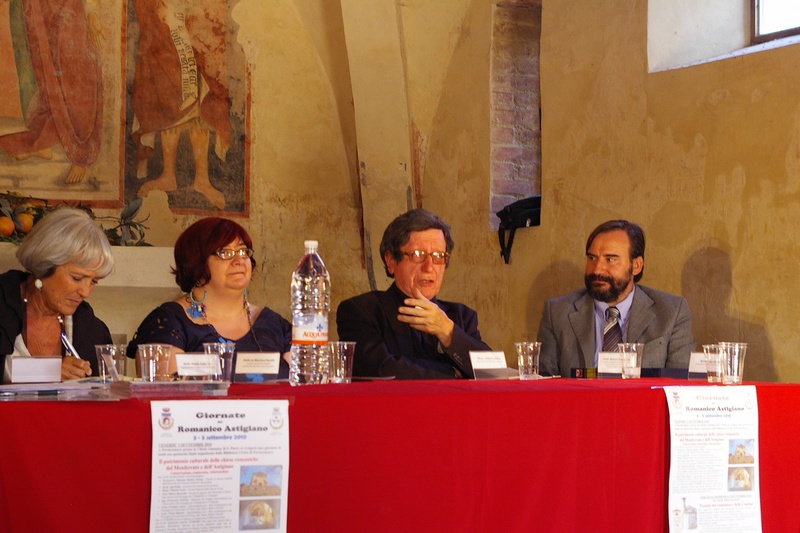 Relazione di Don Vittorio Croce (Vicario della Diocesi di Asti). Nella foto da (sx): Arch Paola Salerno (Soprintendenza per i Beni Architettonici e del Paesaggio per le province di Torino, Asti, Cuneo, Biella e Vercelli), Dott.ssa Monica Parola (Facoltà di Scienze Politiche dell Università del Piemonte Orientale) e Prof. Marco Devecchi (Presidente dell Osservatorio del Paesaggio per il Monferrato [Foto di Alessandro Ferraris].