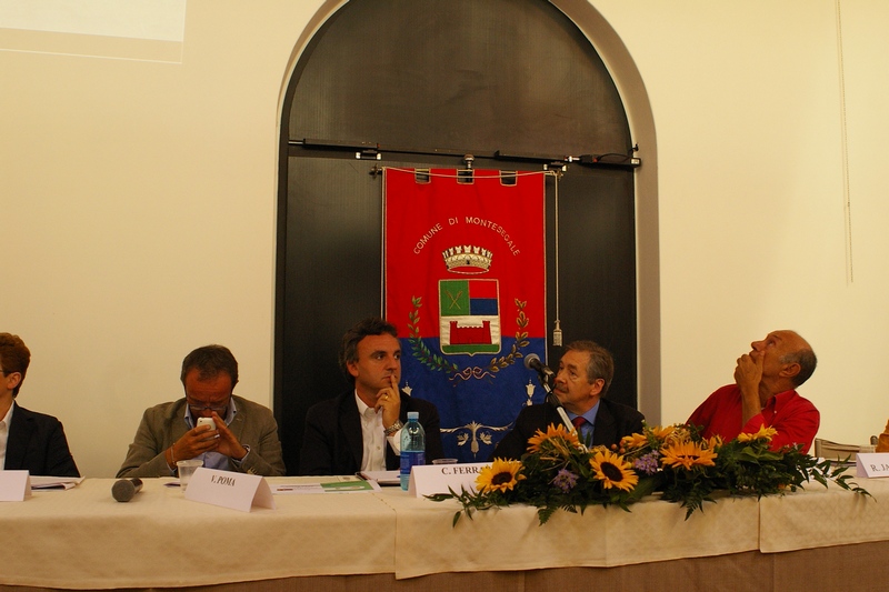 Tavolo dei relatori al Convegno su "La Tradizione costruttiva in Oltrepò Pavese tra passato e futuro". Da (sx): Vittorio Poma - Presidente della Provincia di Pavia, Carlo Ferrari - Sindaco del Comune di Montesegale, Antonio Morra - Caporedattore del Corriere della Sera, R. Jannuzzelli - Proprietario del Castello di Montesegale.