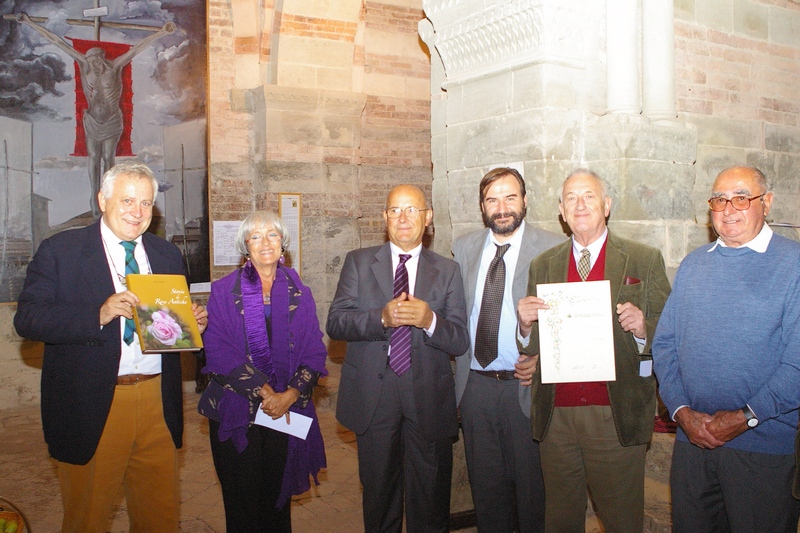 Momento della consegna del Premio ALFIERE DEL PAESAGGIO 2010 al Prof. Piero Amerio, ideatore e curatore del Roseto la Sorpresa di Serra Perno a Castell'Alfero.