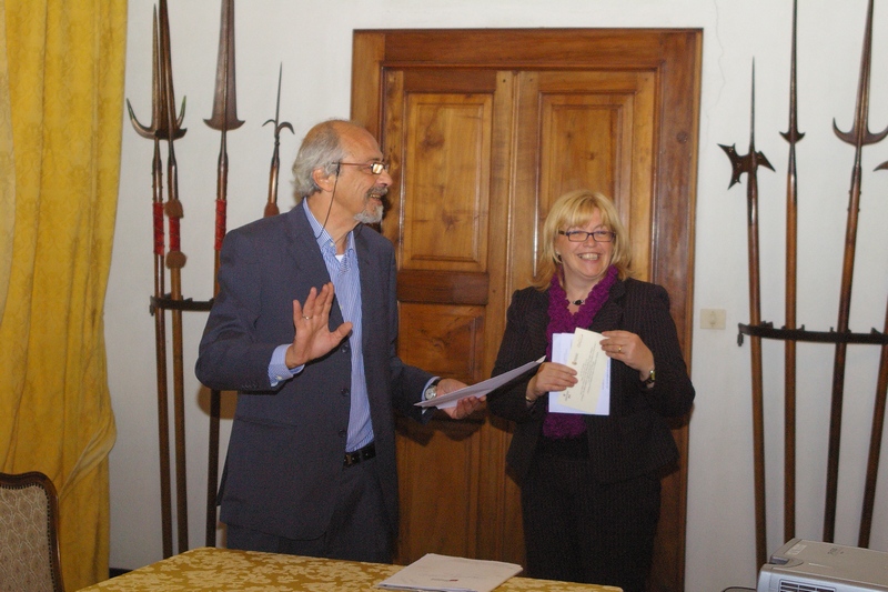 Saluto al convegno su "Eccellenze enologiche e qualità dei paesaggi agrari. Il paesaggio crea il valore del vino?" a Tagliolo Monferrato, sabato 16 ottobre 2010, del Sindaco di Tagliolo Monferrato, Sig.ra Franca Rapetto. Nella foto il Moderatore del Convegno, Prof. Sergio Conti (Università di Torino).