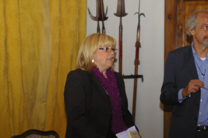 Saluto al convegno su "Eccellenze enologiche e qualità dei paesaggi agrari. Il paesaggio crea il valore del vino?" a Tagliolo Monferrato, sabato 16 ottobre 2010, del Sindaco di Tagliolo Monferrato, Sig.ra Franca Rapetto. Nella foto il Moderatore del Convegno, Prof. Sergio Conti (Università di Torino).