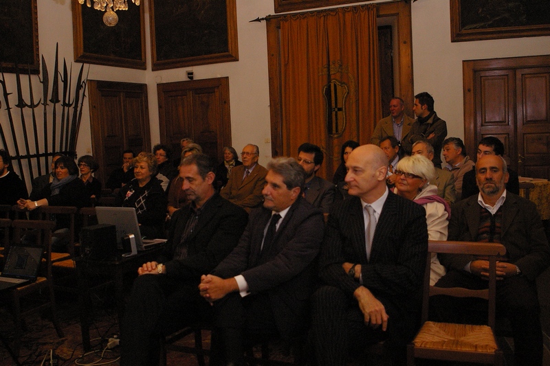 Veduta del pubblico presente nel Salone del Castello di Tagliolo Monferrato al Convegno su "Eccellenze enologiche e qualità dei paesaggi agrari. Il paesaggio crea il valore del vino?, sabato 16 ottobre 2010.