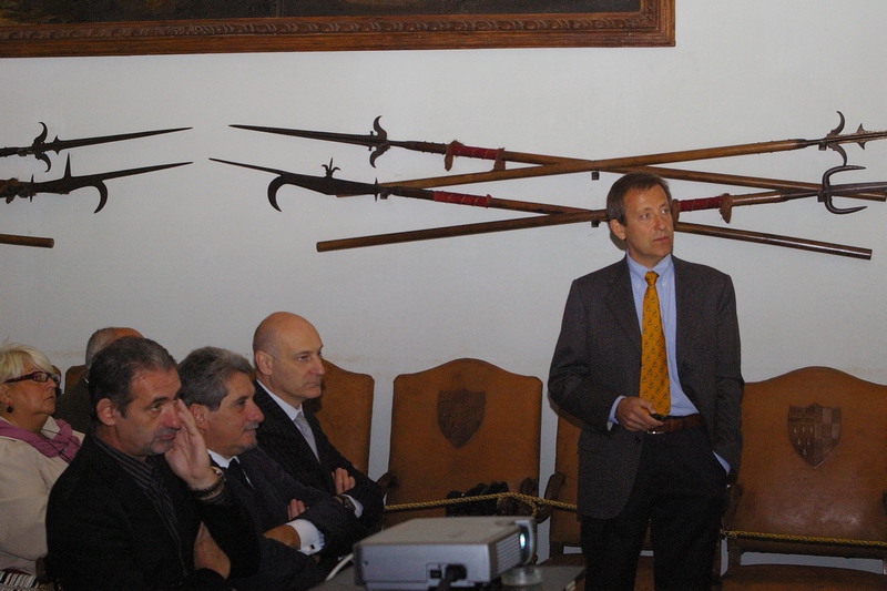 Nella foto il Dott. Diego Tomasi (CRA di viticoltura di Conegliano Veneto) con una relazione su "L influenza del paesaggio viticolo sulla percezione della qualità e del valore economico di un vino".
