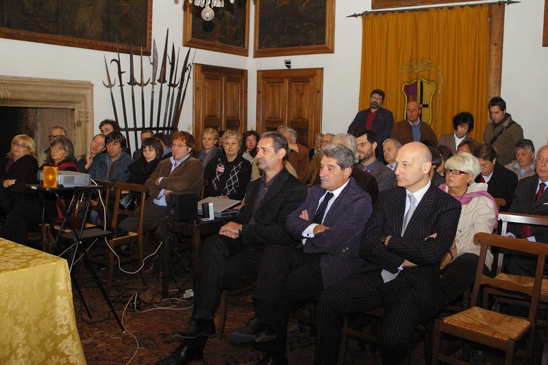 Veduta del pubblico presente nel Salone del Castello di Tagliolo Monferrato al Convegno su "Eccellenze enologiche e qualità dei paesaggi agrari. Il paesaggio crea il valore del vino?, sabato 16 ottobre 2010. In prima fila l Assessore Gian Franco Comaschi, l Assessore On.le Lino Rava e Dott. Agr. Carlo Bidone (Presidente dell Osservatorio del paesaggio Alessandrino).