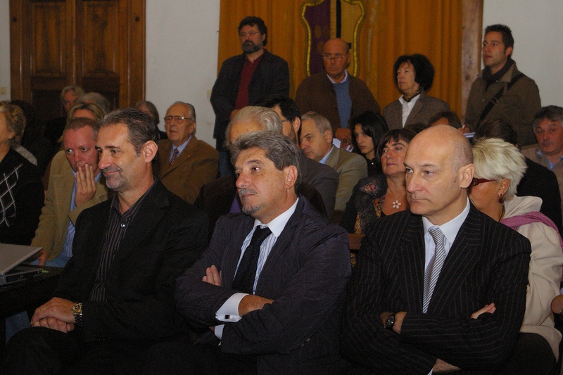 Veduta del pubblico presente nel Salone del Castello di Tagliolo Monferrato al Convegno su "Eccellenze enologiche e qualità dei paesaggi agrari. Il paesaggio crea il valore del vino?, sabato 16 ottobre 2010. In prima fila l Assessore Gian Franco Comaschi, l Assessore On.le Lino Rava e Dott. Agr. Carlo Bidone (Presidente dell Osservatorio del paesaggio Alessandrino).