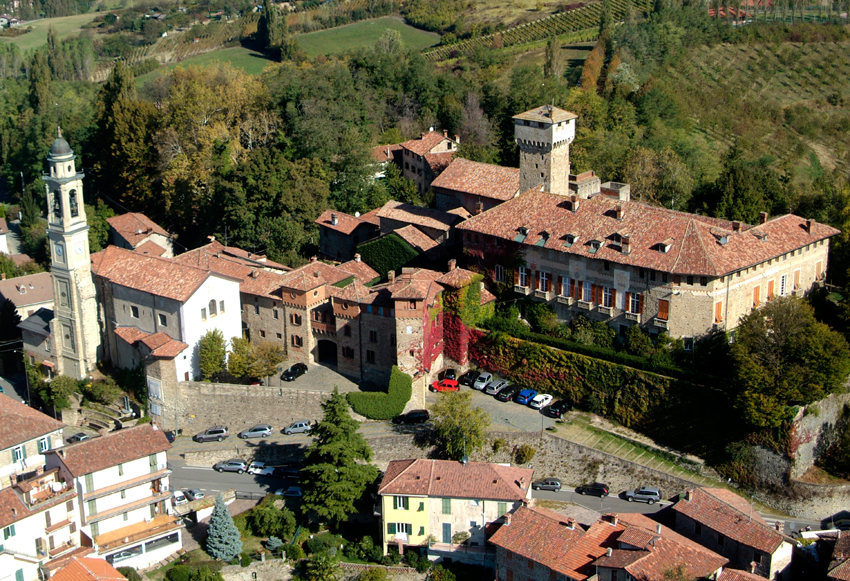 Veduta del Castello di Tagliolo Monferrato, sede del Convegno "Eccellenze enologiche e qualità dei paesaggi agrari. Il paesaggio crea il valore del vino?" (Foto di Mark Cooper).