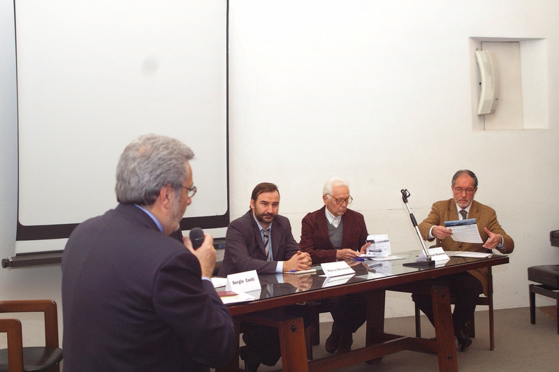 Introduzione del momento di studio da parte del Dott. Franco Bartocci dell'Osservatorio per la Tutela del Paesaggio di Langhe e Roero. Al Tavolo dei relatori da sx: Prof. Sergio Conti (Università di Torino), Prof. Marco Devecchi (Università di Torino e Coordinatore della Rete degli Osservatori del Paesaggio del Piemonte), Prof. Lorenzo Mamino (Politecnico di Torino) e Arch. Silvio Veglio (Presidente dell'Osservatorio per la Tuteladel Paesaggio di Langhe e vRoero)[Foto di Silvio Veglio].