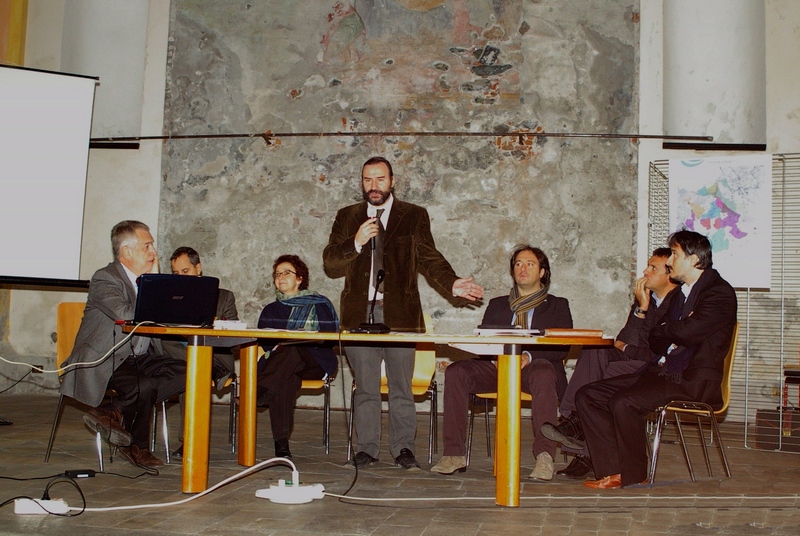 Foto del Convegno su "Le Commissioni Locali per il Paesaggio (CLP) a due anni dalla legge istitutiva: esperienze in territori Piemontesi, lavoro svolto, problemi, prospettive, evoluzioni possibili" a Ivrea, sabato 13 novembre 2010. Introduzione di Marco Devecchi. Al Tavolo dei relatori (da sx): Livio Dezzani (Regione Piemonte), Luca Del Negro (Regione Piemonte), Patrizia Bonifazio (Politecnico di Milano), Marco Devecchi (Coordinatore della Rete degli Osservatori del Paesaggio del Piemonte, Mauro Berta (Politecnico di Torino), Ippolito Ostellino (Osservatorio del Paesaggio dei Parchi del Po e della Collina Torinese)e Riccardo Vitale (Soprintendenza per i Beni Architettonici e Paesaggistici del Piemonte)  [Foto di Giuseppe Pidello].