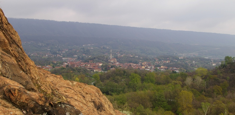 Veduta dell'abitato di Chiaverano e sullo sfondo la Serra a chiusura dell'Anfiteatro Morenico di Ivrea.