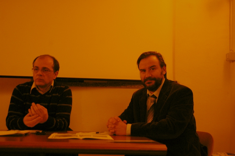 Relatori partecipanti all incontro su "La crisi è solo economica o anche sociale e culturale?". Da (sx) verso (dx): Beppe Amico, direttore della Caritas e Marco Devecchi (Presidente dell Osservatorio del paesaggio per il Monferrato e l Astigiano) (Foto di Erildo Ferro).
