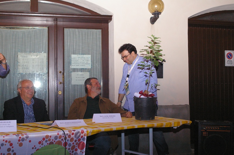 Consegna da parte di Roberto Orecchia al Dott. Luigi Robino (Direttore dell'ASL di Asti) del premio, rappresentato da una Quercia, per l'innovativo reperimento degli alimenti per la mensa dell'ospedale di Asti nella realtà provinciale.